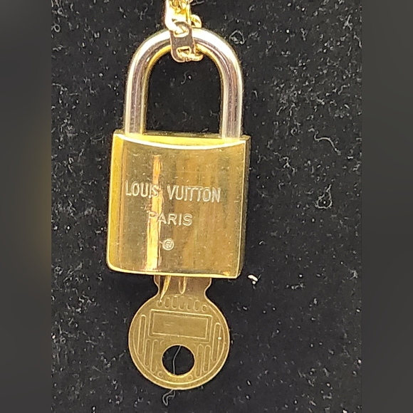 Louis Vuitton RARE Vintage Lock And Key 214 With Free Chain - Picture 4 of 8